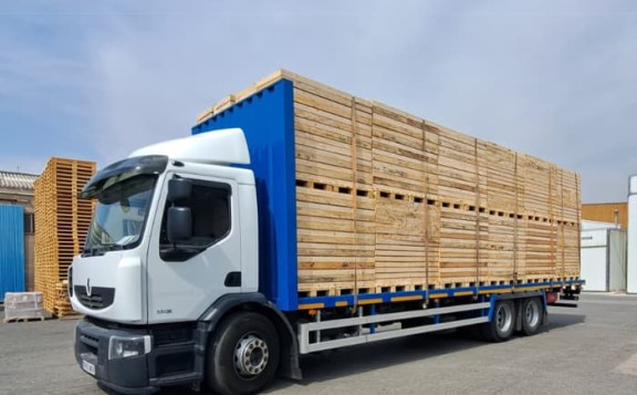 cargar un camion con palets