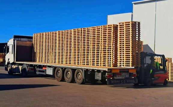 cuantos palets caben en un trailer